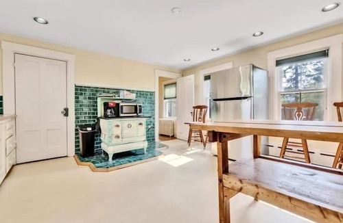 Martinsville House | Spacious Seaside Farmhouse Retreat – Sleeps 16