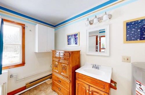 Boothbay Harbor House | Spacious single-level duplex with fast WiFi, two full kitchens, deck, & yard
