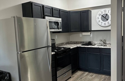 Eddyville Cabin | Spacious Studio lodge Suite w/2 beds & full kitchen in charming Eddyville