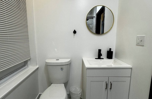 Newbold Apartment | Spacious Studio with King Bed