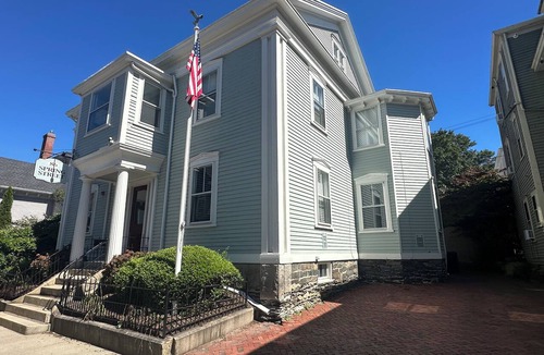Historic Hill Apartment | Spacious Suite 1 Bed/1 Bath/2 Pullout Sofas/Dog Friendly (Sleeps 5) on Historic Spring St.