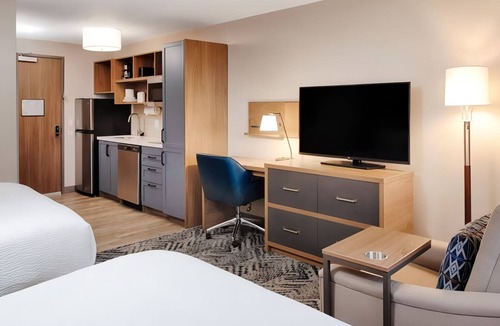 Macomb Hotel | Spacious Suite with Full Kitchen Near Macomb Center for the Performing Arts