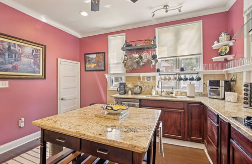 Irvington House | Spacious Victorian house in delightful Baltimore with porch & large yard