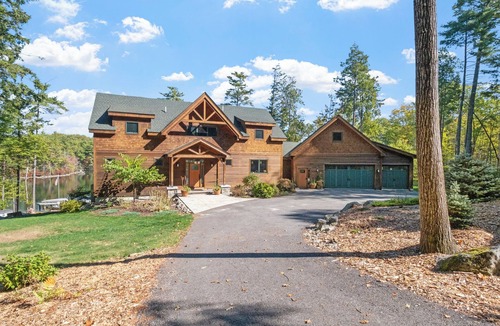 Meredith House | Spacious Waterfront 6-bedroom Country House in Charming Meredith