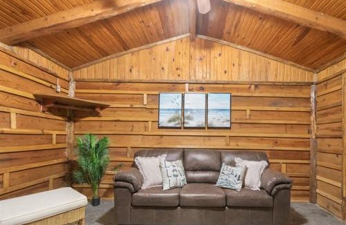Madill Hotel | Spacious Wooden Suite #5 By The Lake at Texoma Shores Resort