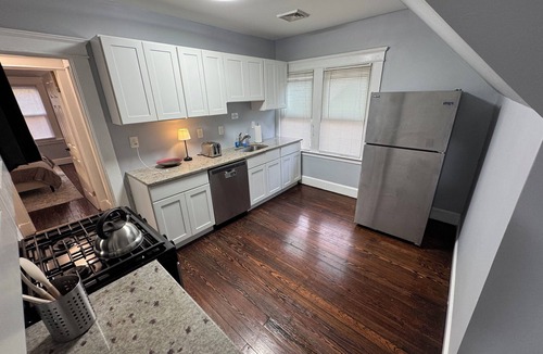 New Haven House | Spacious Yale 2BR with Full Kitchen & WiFi