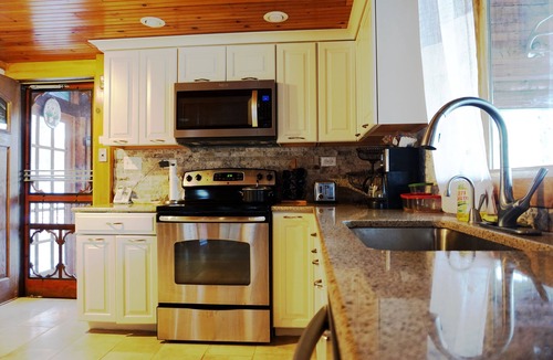 East Wakefield Cabin | Spectacular 3 BD/3BT Waterfront Log Cabin w/Hot Tub & 100' Private Sandy Beach