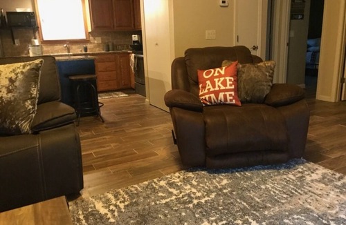 Se Ree House | Spectacular Lake view! Cozy lake front home w/Kayaks, Great Wifi, Pet Friendly!