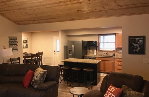 Se Ree House | Spectacular Lake view! Cozy lake front home w/Kayaks, Great Wifi, Pet Friendly!