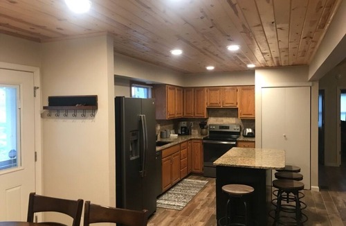 Se Ree House | Spectacular Lake view! Cozy lake front home w/Kayaks, Great Wifi, Pet Friendly!