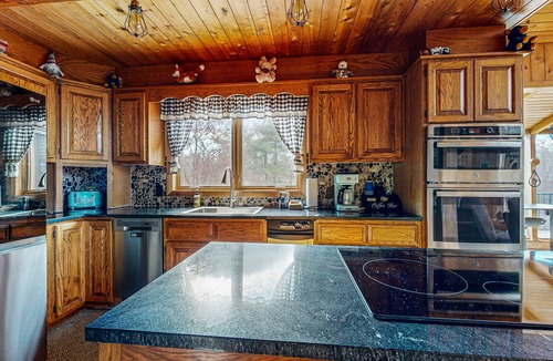 Franklin House | Spectacular mountain view home: dog friendly, large deck & game room