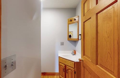 McHenry Hotel | Splendid dog-friendly home with hot tub, deck, free WIFI & gas grill