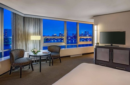East Cambridge Hotel | Sprawl out in a Spacious Suite! Near Boston Children's Museum!