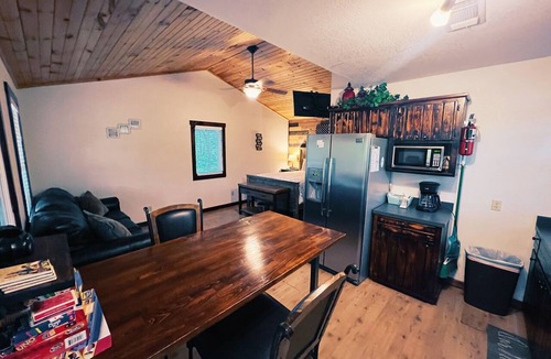 Hochatown Cabin | Spring Hill Cozy Retreat | Studio Cabin with Hot Tub