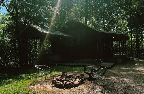 Hochatown Cabin | Spring Hill Cozy Retreat | Studio Cabin with Hot Tub