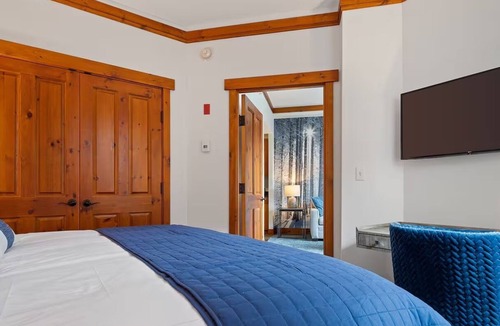 Stowe Area Hotel | Spruce Peak Lodge | One Bedroom | Tall Timbers
