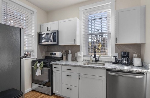 Squirrel Hill South Apartment | Squirrel Hill Chic Spaciuos 1BR + Parking & Gym