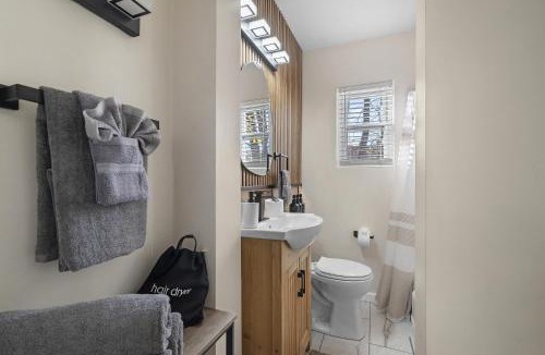 Squirrel Hill South Apartment | Squirrel Hill Chic Spacious 1BR Parking Gym