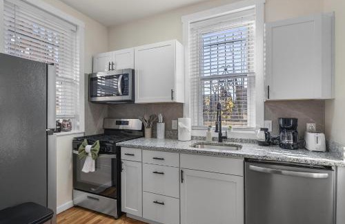 Squirrel Hill South Apartment | Squirrel Hill Chic Spacious 1BR Parking Gym