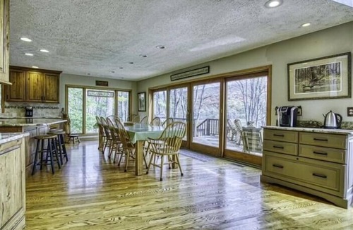 Davis House | SRL5- Lakefront Family Retreat! Old Timberline! A/C! Firepit!