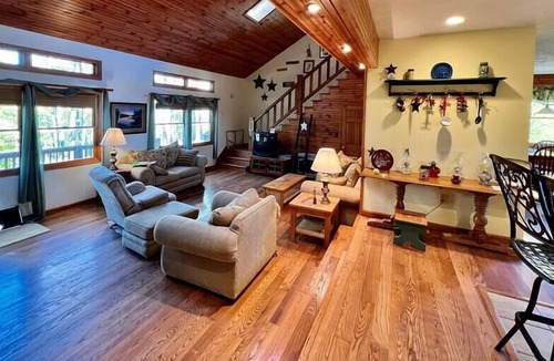 Huttonsville Cabin | Star View Lodge at Kumbrabow State Forest Off-Grid Lux Cabin
