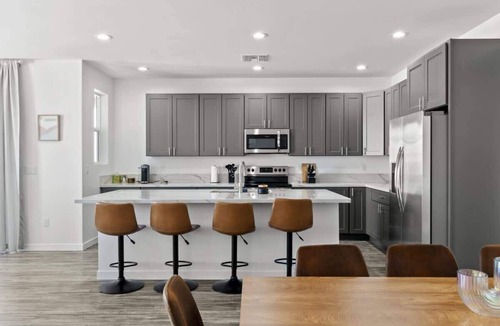 Greenehaven House | Stargazer 4BR Desert Retreat | Hot Tub & Deck