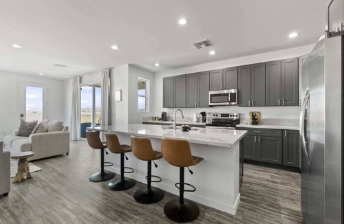 Greenehaven House | Stargazer 4BR Desert Retreat | Hot Tub & Deck
