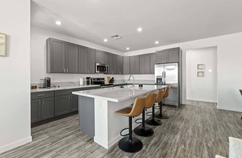 Greenehaven House | Stargazer 4BR Desert Retreat | Hot Tub & Deck