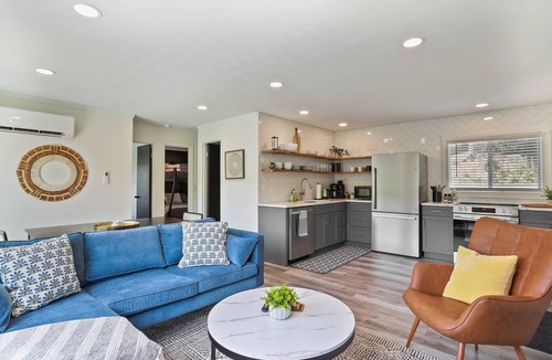 Broadway Cabin | Starstone Chalet - Hot Tub! Mountain Views!