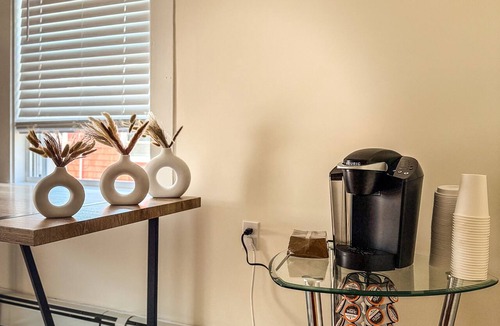 Beverly Apartment | Stay by the Ocean & Downtown Beverly - Cozy 2BR with Parking