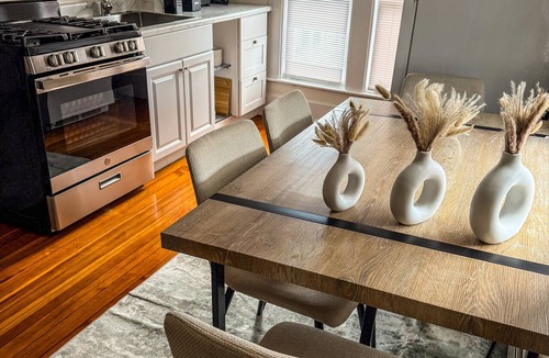 Beverly Apartment | Stay by the Ocean & Downtown Beverly - Cozy 2BR with Parking
