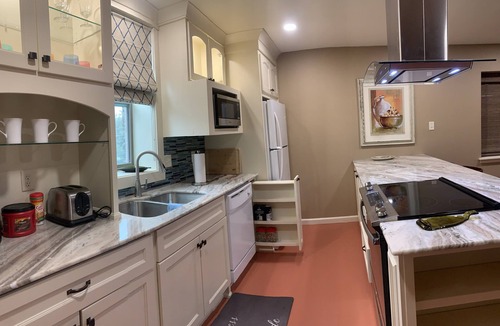 Capital View Condo | Stay close to entertainment! Downtown LR 2 bedroom apt near Simmons Bank Arena