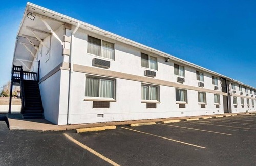 Dodge City Hotel | Stay In Relaxing Room With Free Parking Near Boot Hill Museum