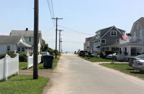 Old Lyme Cottage | Stay just steps away from a beautiful private beach in Old Lyme!