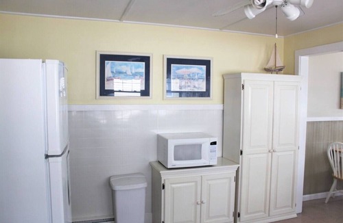 Old Lyme Cottage | Stay just steps away from a beautiful private beach in Old Lyme!