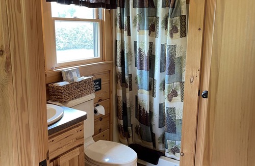 East Burke Cabin | Stay on Kingdom Trails in an efficiency one-bedroom cabin!