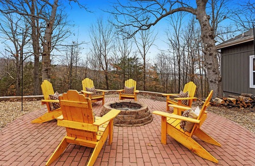 Warsaw House | Stay on Truman Lake|4 BR|Fire Pit+Arcade Nature