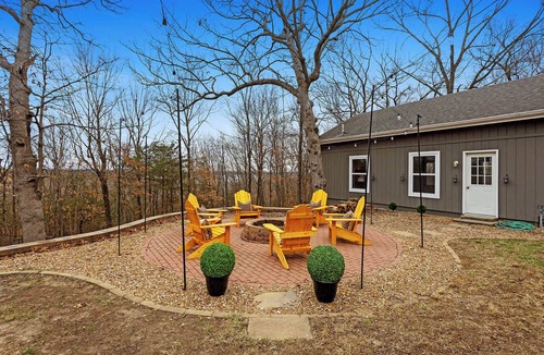 Warsaw House | Stay on Truman Lake|4 BR|Fire Pit+Arcade Nature
