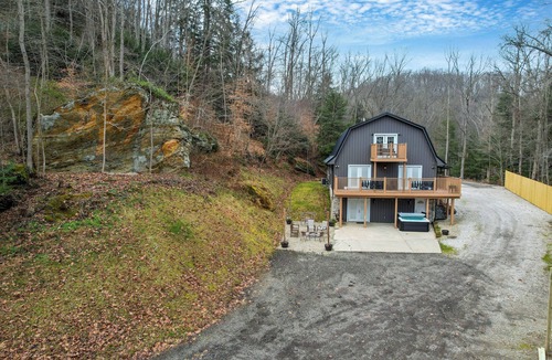Sugar Grove House | Stay Play Relax | Pickleball Hot Tub Sauna