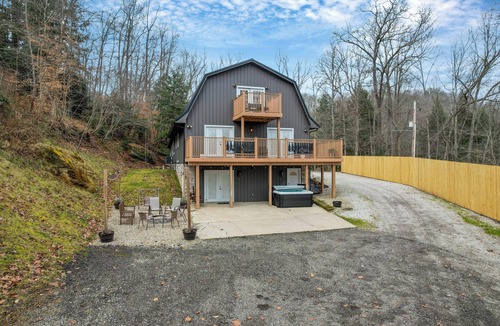 Sugar Grove House | Stay Play Relax | Pickleball Hot Tub Sauna
