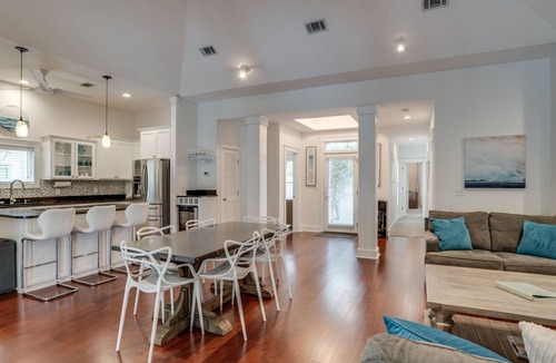 San Juan House | Steps to 30As Longest Public Beach,Private Pool,& Courtyard in Tropical Gardens
