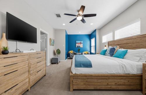 Fort Worth Cultural District House | Steps to Dickies Arena Lux Home Garage Parking