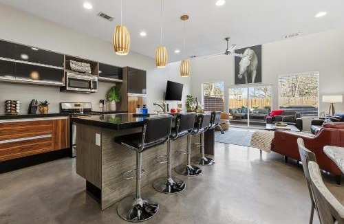 Fort Worth Cultural District House | Steps to Dickies Arena Lux Home Garage Parking