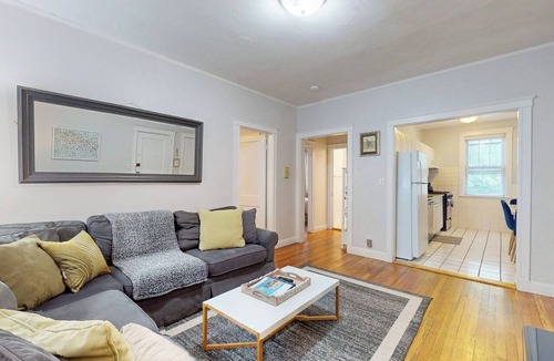 Brookline Apartment | Steps to Longwood Medical,MBTA,Boston,shopping,pkg