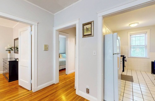 Brookline Apartment | Steps to Longwood Medical,MBTA,Boston,shopping,pkg