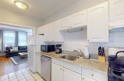 Brookline Apartment | Steps to Longwood Medical,MBTA,Boston,shopping,pkg