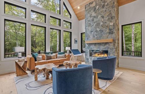 Lincoln House | Steps to Loon Quad Hot Tub Peloton Pets Ok