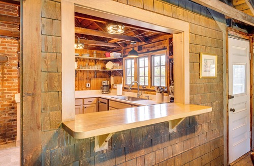 North Hampton Cottage | Steps to North Hampton Beach: Cottage w/Deck!
