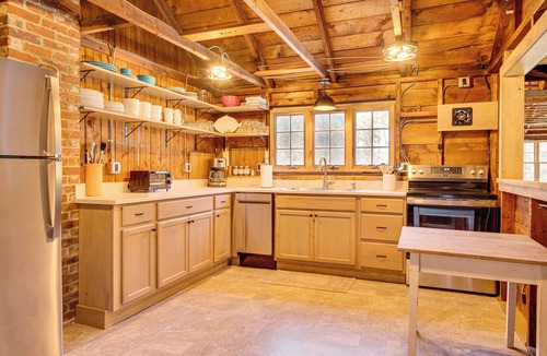 North Hampton Cottage | Steps to North Hampton Beach: Cottage w/Deck!
