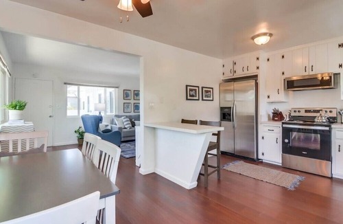 South Mission Beach Apartment | Steps to Ocean * Sunny Top Level Unit * Outdoor Deck